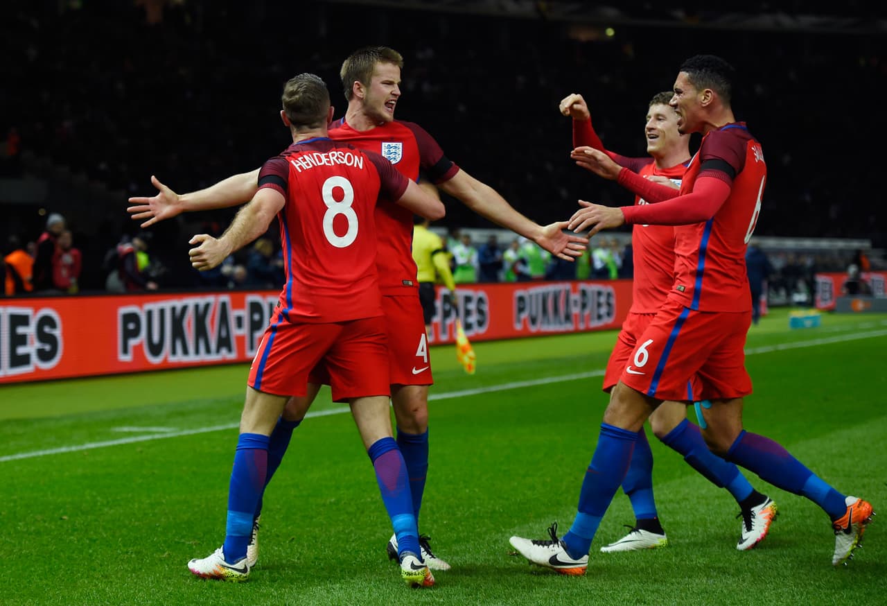El equipo dirigido por Roy Hodgson había perdonado un par de ocasiones claras hasta que en el tiempo de compensación el defensa del Tottenham Eric Dier batió a Manuel Neuer y le dio la victoria a Inglaterra que celebró a lo grande su triunfo en el clásico y sobre el campeón del mundo en Alemania.