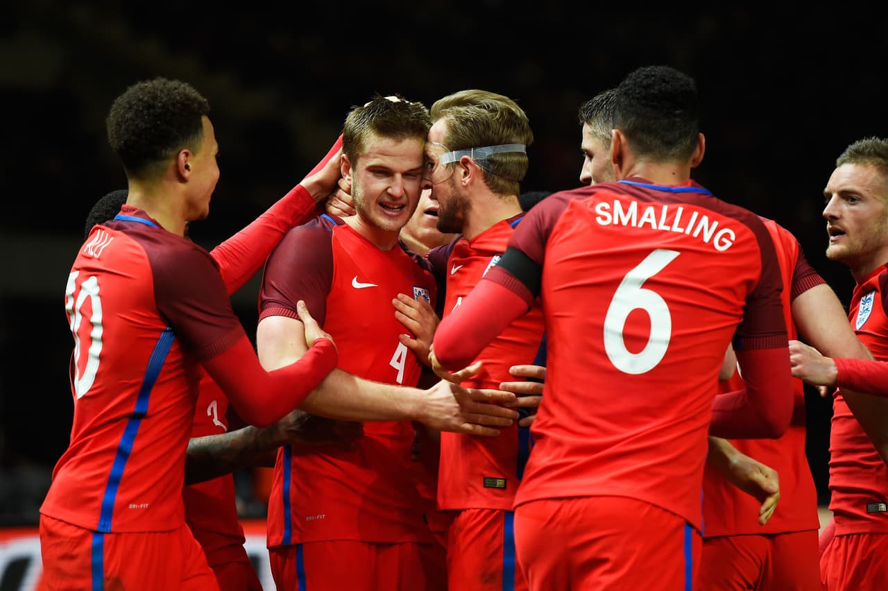 El equipo dirigido por Roy Hodgson había perdonado un par de ocasiones claras hasta que en el tiempo de compensación el defensa del Tottenham Eric Dier batió a Manuel Neuer y le dio la victoria a Inglaterra que celebró a lo grande su triunfo en el clásico y sobre el campeón del mundo en Alemania.