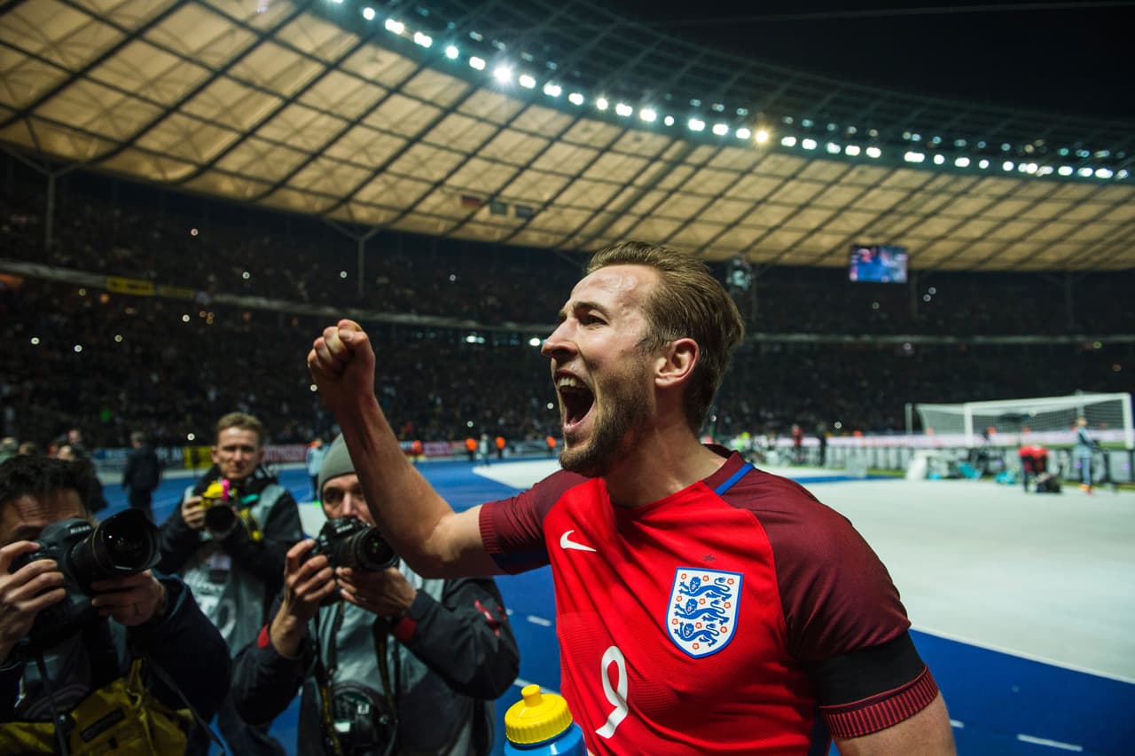 El equipo dirigido por Roy Hodgson había perdonado un par de ocasiones claras hasta que en el tiempo de compensación el defensa del Tottenham Eric Dier batió a Manuel Neuer y le dio la victoria a Inglaterra que celebró a lo grande su triunfo en el clásico y sobre el campeón del mundo en Alemania.