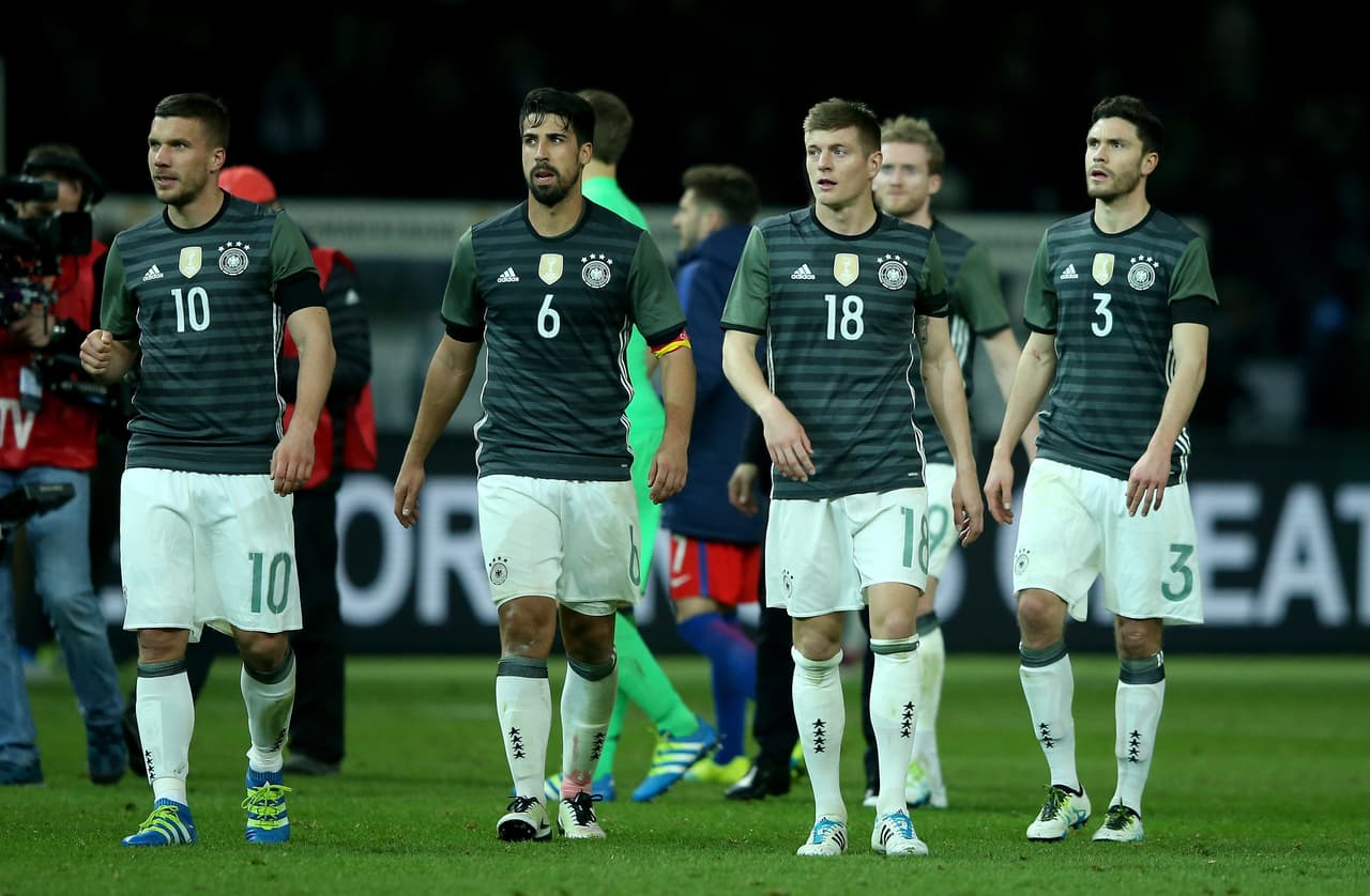 El equipo dirigido por Roy Hodgson había perdonado un par de ocasiones claras hasta que en el tiempo de compensación el defensa del Tottenham Eric Dier batió a Manuel Neuer y le dio la victoria a Inglaterra que celebró a lo grande su triunfo en el clásico y sobre el campeón del mundo en Alemania.