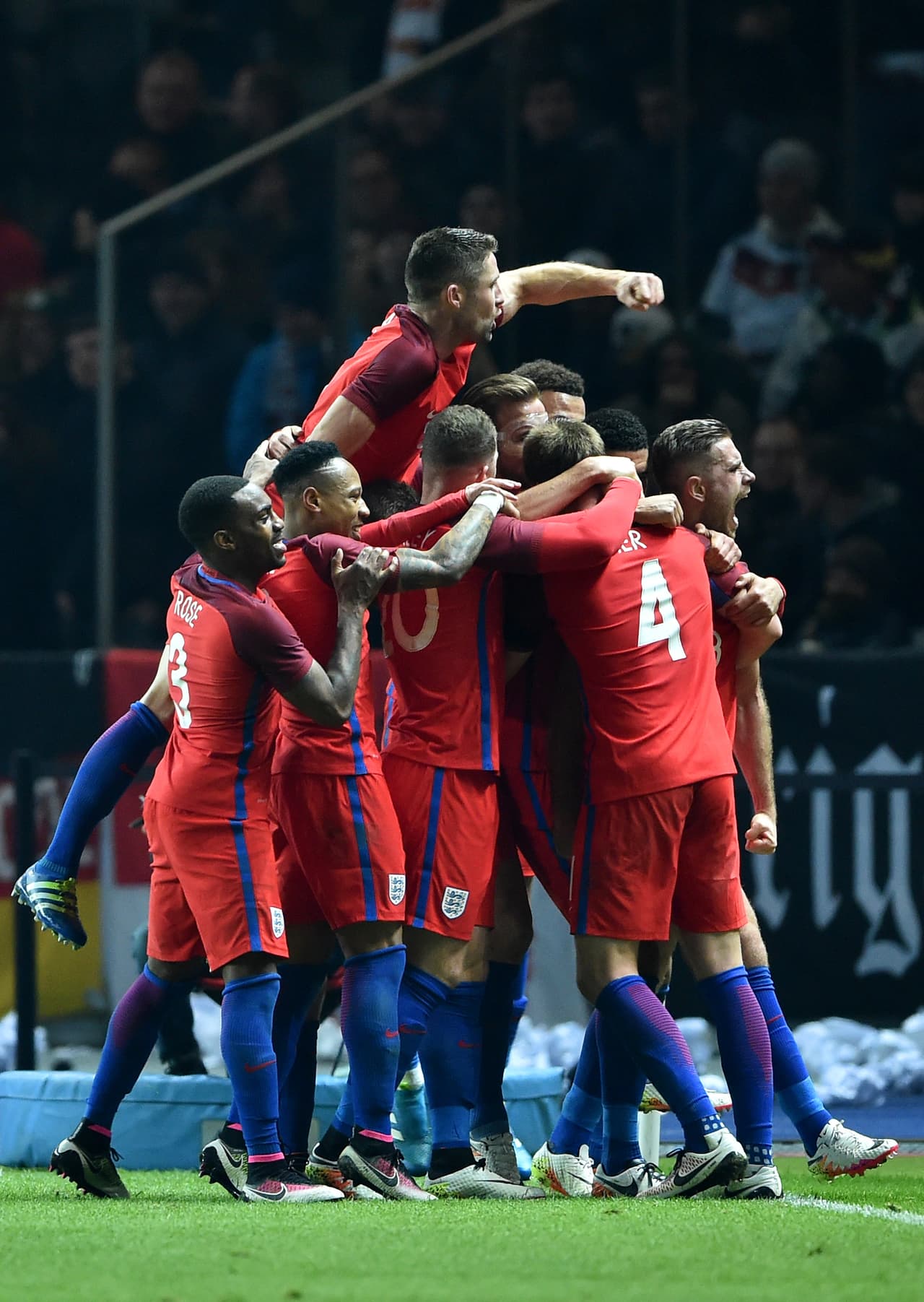 El equipo dirigido por Roy Hodgson había perdonado un par de ocasiones claras hasta que en el tiempo de compensación el defensa del Tottenham Eric Dier batió a Manuel Neuer y le dio la victoria a Inglaterra que celebró a lo grande su triunfo en el clásico y sobre el campeón del mundo en Alemania.