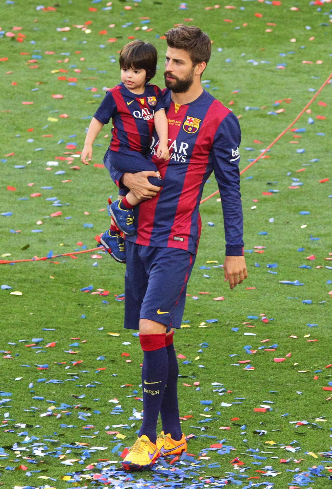 Una hermosa foto de papi e hijo.