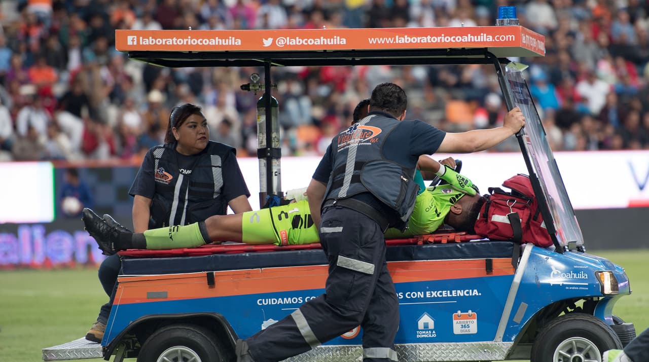 En la jugada del gol Pedro Gallese se fracturó los dedos de la mano derecha.