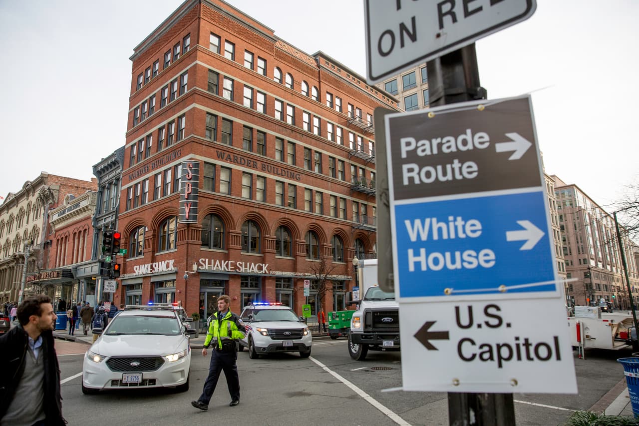 Algunas calles del centro de Washington DC están bloqueadas por la policía. Los visitantes prefieren desplazarse caminando.
<br>