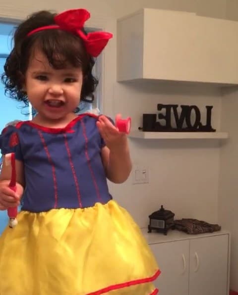 ¡Cautivadora! Blanca Nieves es su princesa favorita y le encanta usar su vestido, hasta para lavarse los dientes.