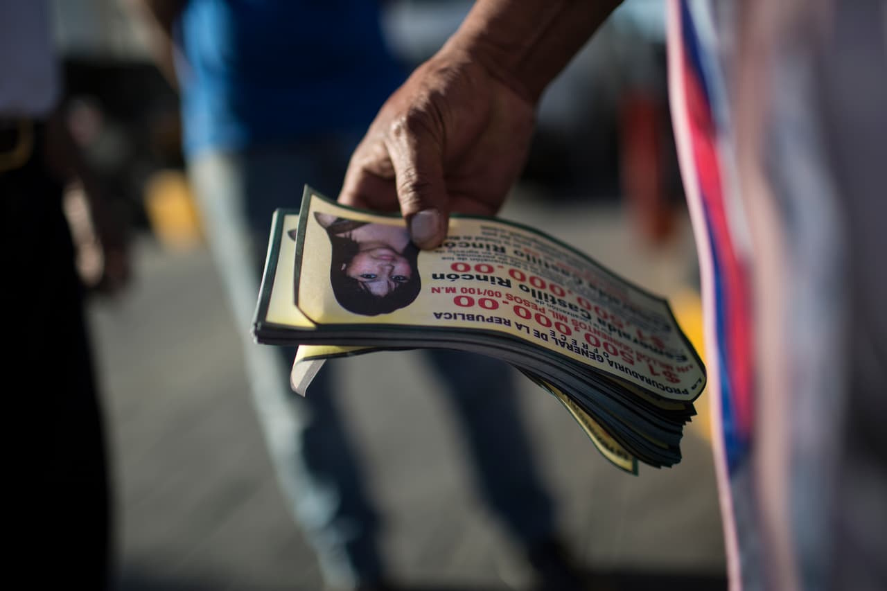 Bajo el sol de las 4 de la tarde, José Luis Castillo reparte volantes con la foto de su hija en los que se ofrece una recompensa de la fiscalía por la localización o la identificación de los responsables de que desapareciera en 2009.