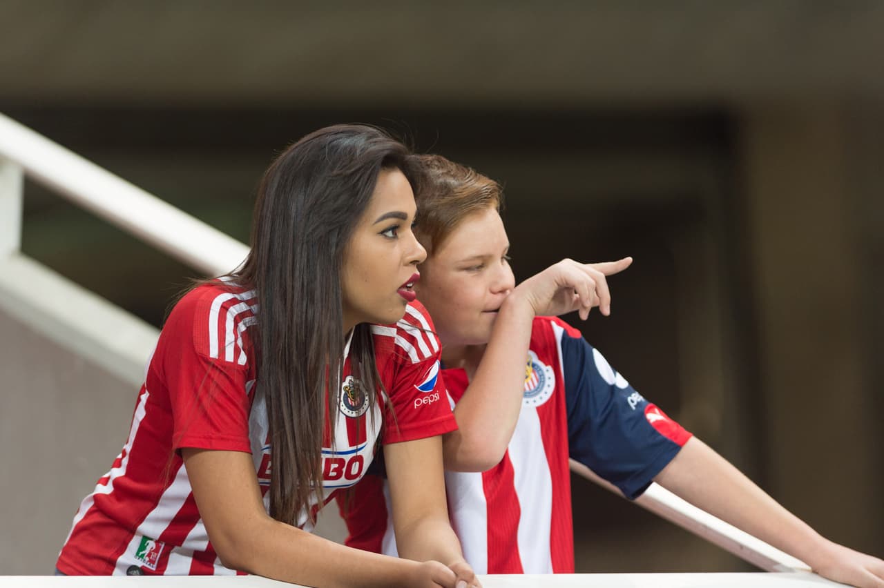 La final de la Copa MX en Guadalajara entre Chivas y Morelia se vio enmarcada por el colorido característico de este tipo de encuentros, con la belleza de porristas y fanáticas, y con la fiesta que se vive en las tribunas.