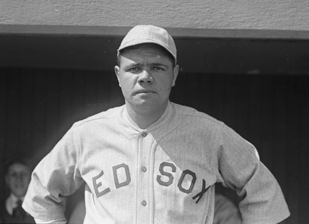 La MLB ya tenía 10 años de historia, pero no fue sino hasta 1914 que uno de los grandes íconos del baseball debutó como profesional. En la foto Babe Ruth con el uniforme de los Boston Red Sox.