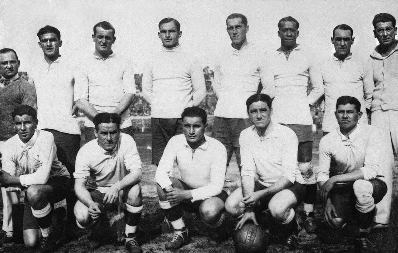 En 1914, año de la primera U.S. Open Cup, ni siquiera existía aún la Copa Mundial de fútbol, ya que su primera edición sería 16 años más tarde. En la foto, la selección nacional de Uruguay campeona del primer Mundial en 1930.