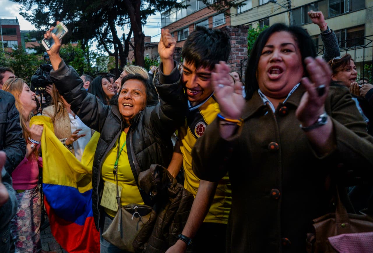 Algunas personas han salido a celebrar la victoria del 'no' en las calles de Bogotá. Apenas 60,000 votos decantaron la balanza en contra del al
<a href="http://www.univision.com/noticias/proceso-de-paz/anuncian-historico-acuerdo-de-paz-entre-el-gobierno-de-colombia-y-la-guerrilla-de-las-farc"><b>acuerdo de paz alcanzado en septiembre</b></a>.