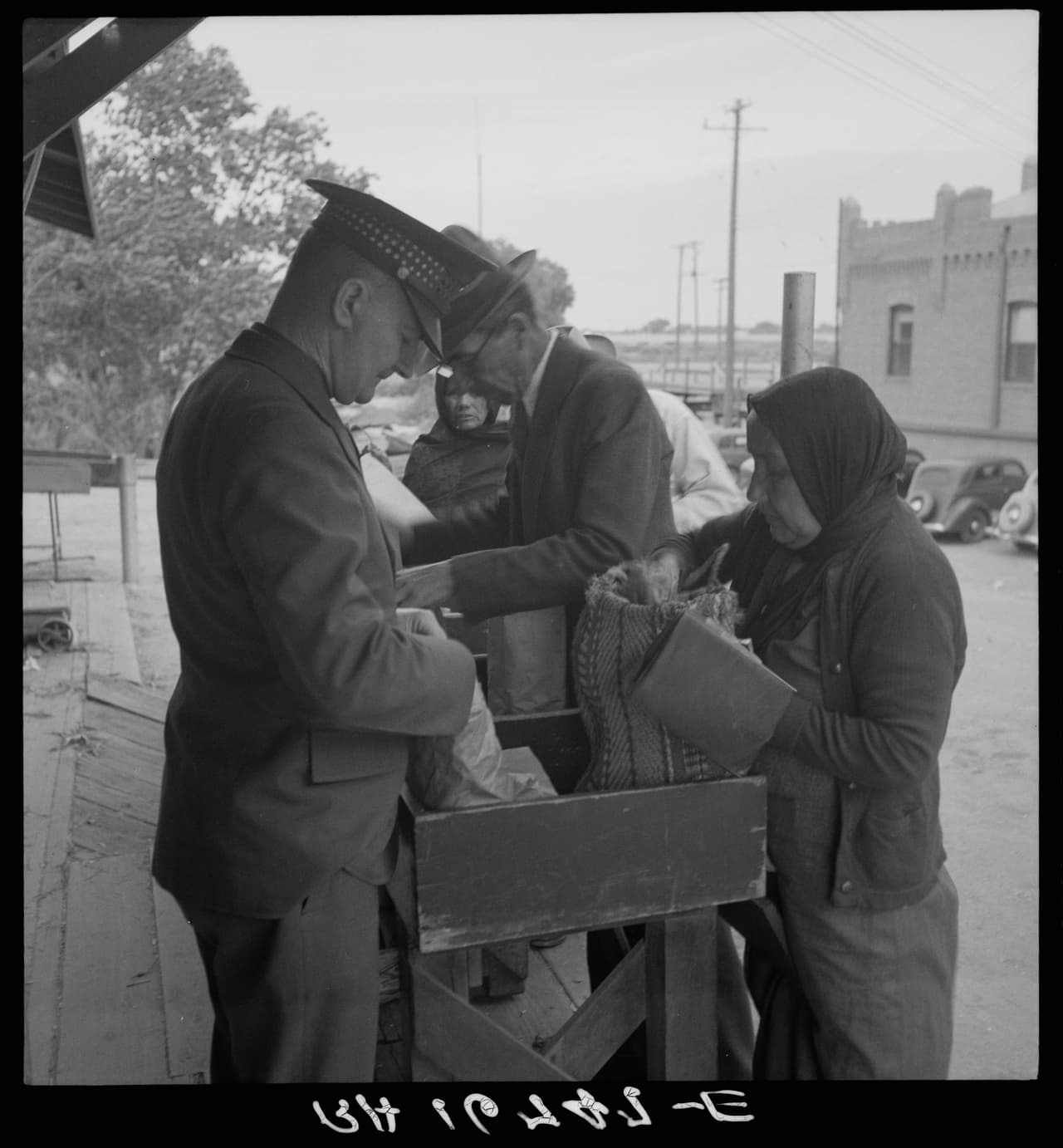 <b>Inspectores del departamento de agricultura de EEUU</b>, examinan los bienes comprados en Juárez (México) antes de entrar al El Paso (EEUU). Mayo 1937.
