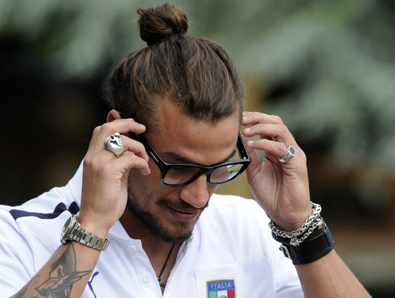 Los italianos se preguntaban ¡qué pasa con este tipo y sus anillos de calavera y su look estrafalario!