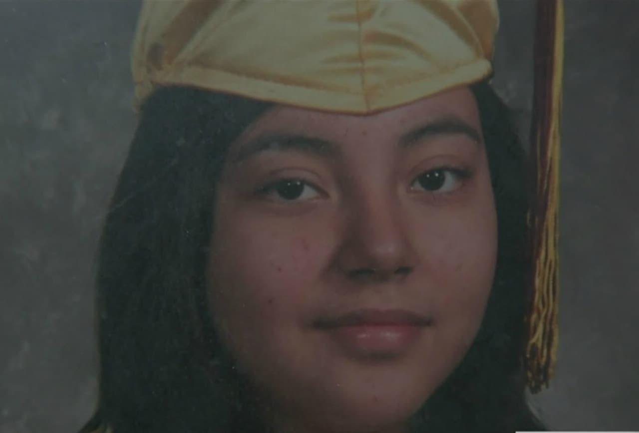 La joven de cinco pies y cinco pulgadas de estatura y 160 libras de peso, vestía una gorra color oscuro, una bufanda blanca y un abrigo marrón.