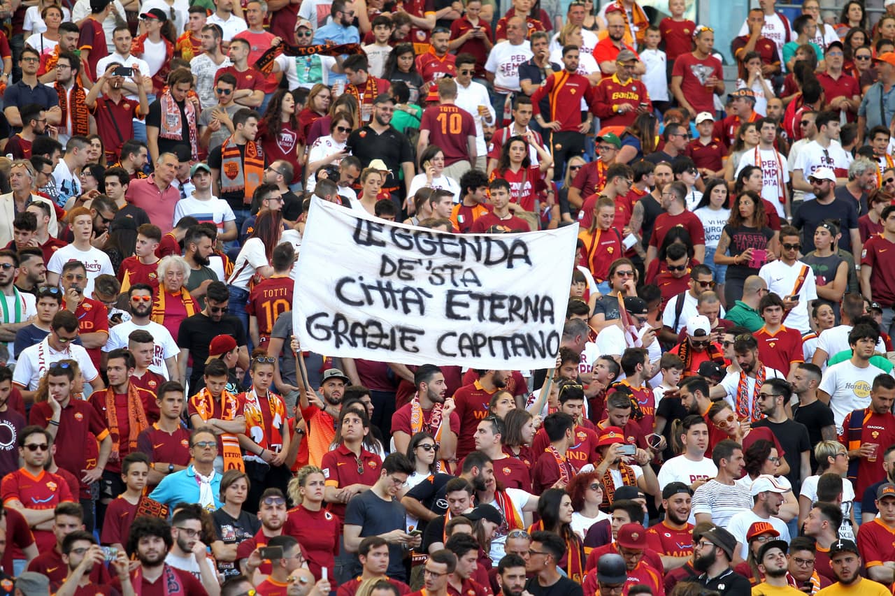 Los fanáticos de Roma le dieron una cálida despedida a Francesco Totti, el eterno capitán, en su despedida del fútbol profesional. Todos vistieron el '10', llevaron pancartas y posaron con una estatua y aclamaron al jugador, que fue suplente contra Genoa pero entró en el triunfo 3-2, en su último juego tras 24 años con el equipo.