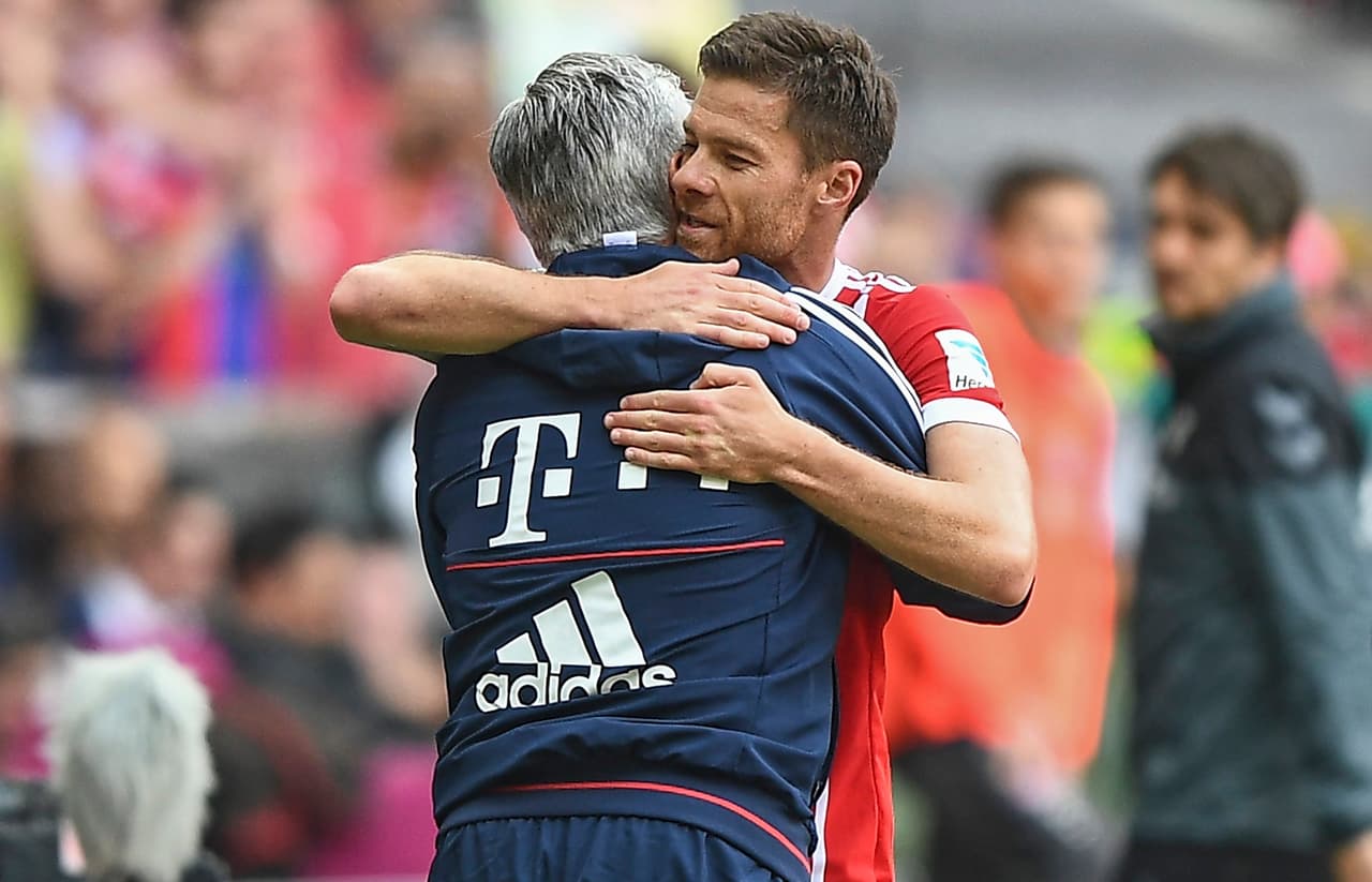 Alonso vivió un emotivo momento con Ancelotti, técnico con el que fue campeón de la Champions League en Real Madrid en 2014.