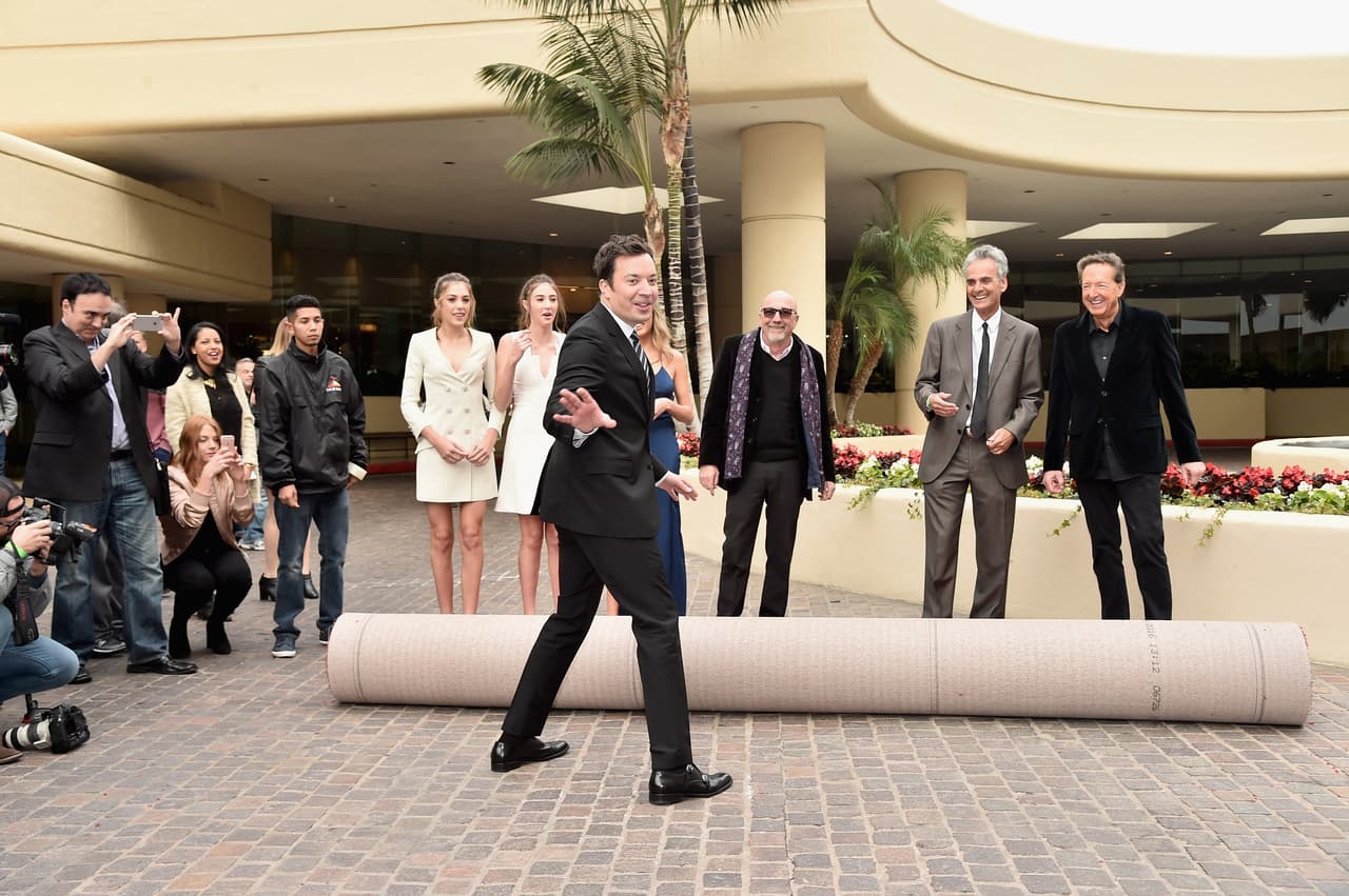 Frente al hotel Beverly Hilton, Jimmy Fallon coordinó a las hermanas Stallone así como a Lorenzo Soria, presidente de la Asociación de la Prensa Extranjera de Hollywood, y dos productores de la ceremonia de entrega de los Globos de Oro, el próximo domingo.