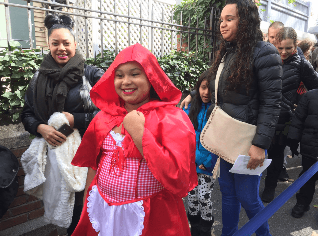 Sin temor a ningún lobo, jubilosa llegó esta "Caperucita Roja" a la fiesta en la mansión de la primera familia de la ciudad de Nueva York.