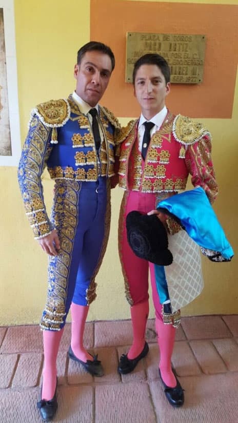 Pero
<b>también es torero</b> y ha pisado importantes plazas de México y otros países.