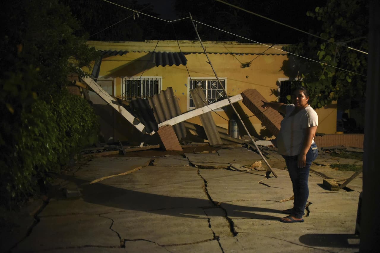 Una residente del municipio de Coatzacoalcos, en el estado de Veracruz, observa el suelo de su casa destrozado por el terremoto.