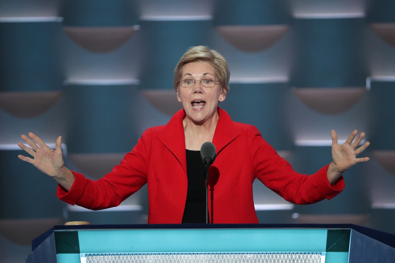 La senadora de Massachusetts, Elizabeth Warren, por su parte, le recordó al electorado que "la América de Donald Trump es una de miedo y de odio, una en donde los blancos se separan de los negros y de los latinos", para luego decir que "Hillary Clinton es una de las mujeres más inteligentes, fuertes y comprometidas del planeta". Warren lució una chaqueta roja que le hemos visto en otras ocasiones -incluso cuando la revista Time la eligió para su portada hace unas semanas.