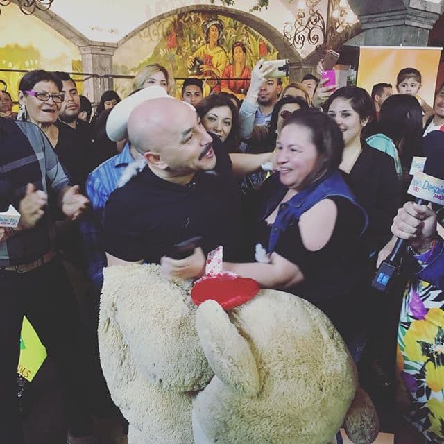 ¿A quién no le encantaría encontrarse a su ídolo dentro de un muñeco de peluche? (11 de febrero, 2016)