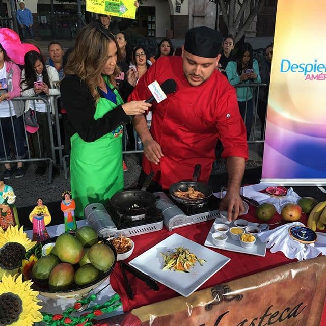 Desde tempranito, cocinamos unos deliciosos camarones con salsa de mango. (11 de febrero, 2016)