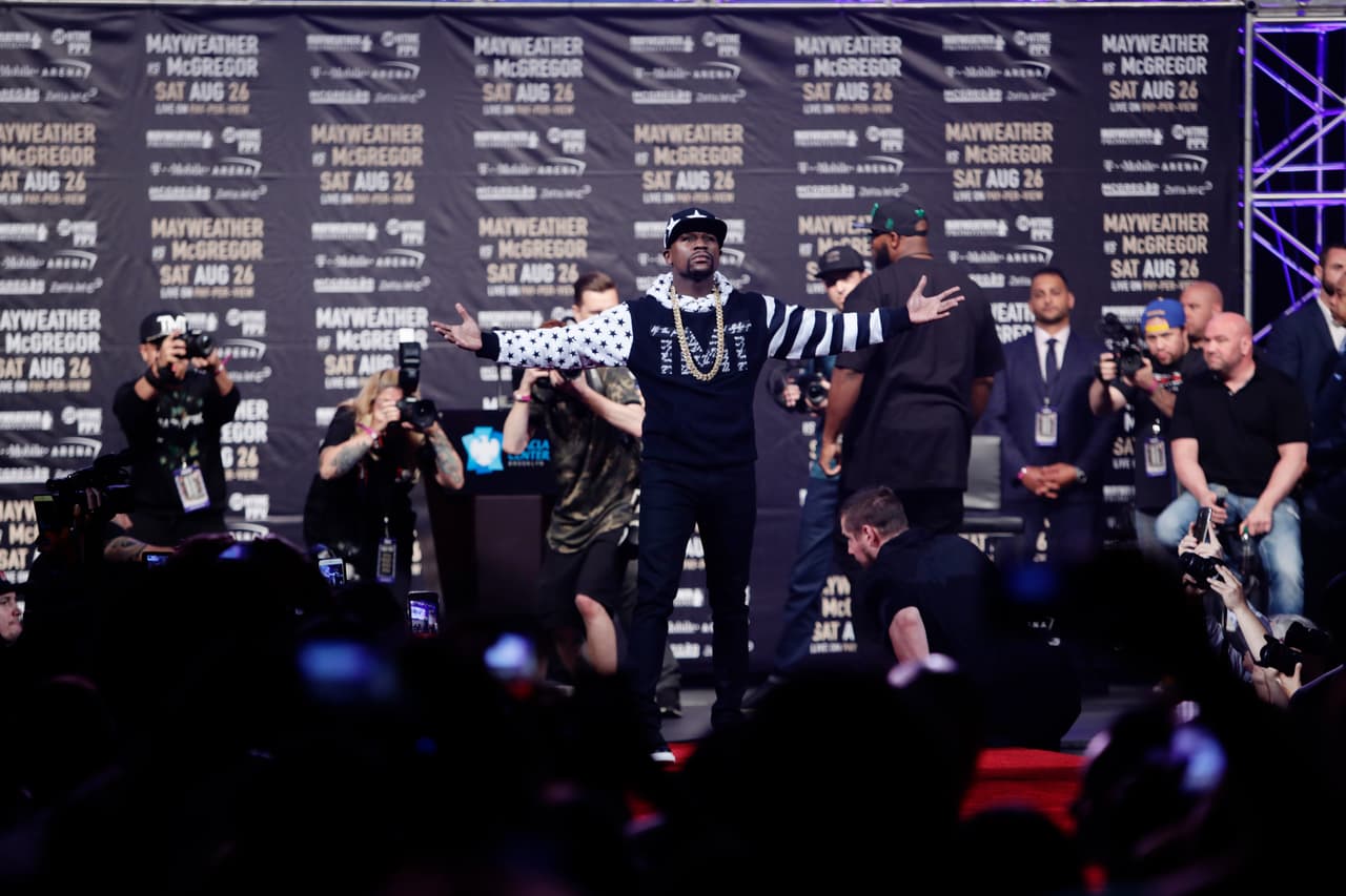 El múltiple campeón mundial de boxeo volvió a vestirse con ropa deportiva, aunque esta vez subió a la tarima con un suéter negro y blanco, una gorra con estrellas y, al igual que el miércoles, con la bandera de Irlanda en la espalda.