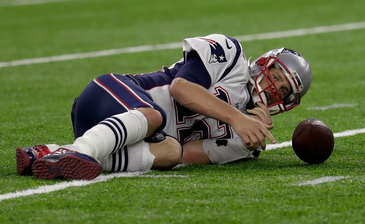 Eso sí, la defensiva de Atlanta no dejó de golpearlo y derribarlo cada que pudo. Los Falcons terminaron capturando cinco veces al maltratado mariscal de los Patriots.