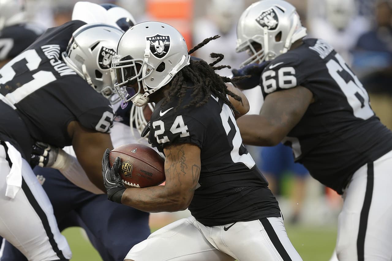 RAIDERS | Las novedades
<br>
<br>Marshawn Lynch brilló en Seattle, fue estrella y un retiro prematuro parecía acabar con su legado, pero ha vuelto con los Raiders y sólo queda la duda de saber qué tan alto podrá llegar, una adición importantísima para darle balance a la ofensiva y solventar la pérdida de Latavius Murray, quien se fue a Minnesota.
