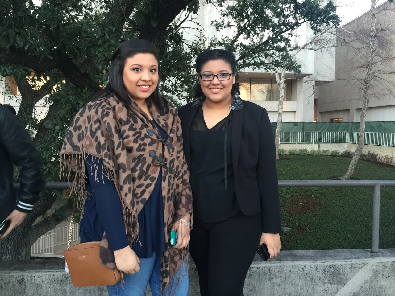 Cantando y con toda la energía se hicieron sentir los jóvenes texanos que madrugaron en busca de la oportunidad de sus vidas. Cada uno tuvo la misión de convencernos con su talento, personalidad y estilo único, muchos audicionaron pero sólo los mejores subirán al escenario.