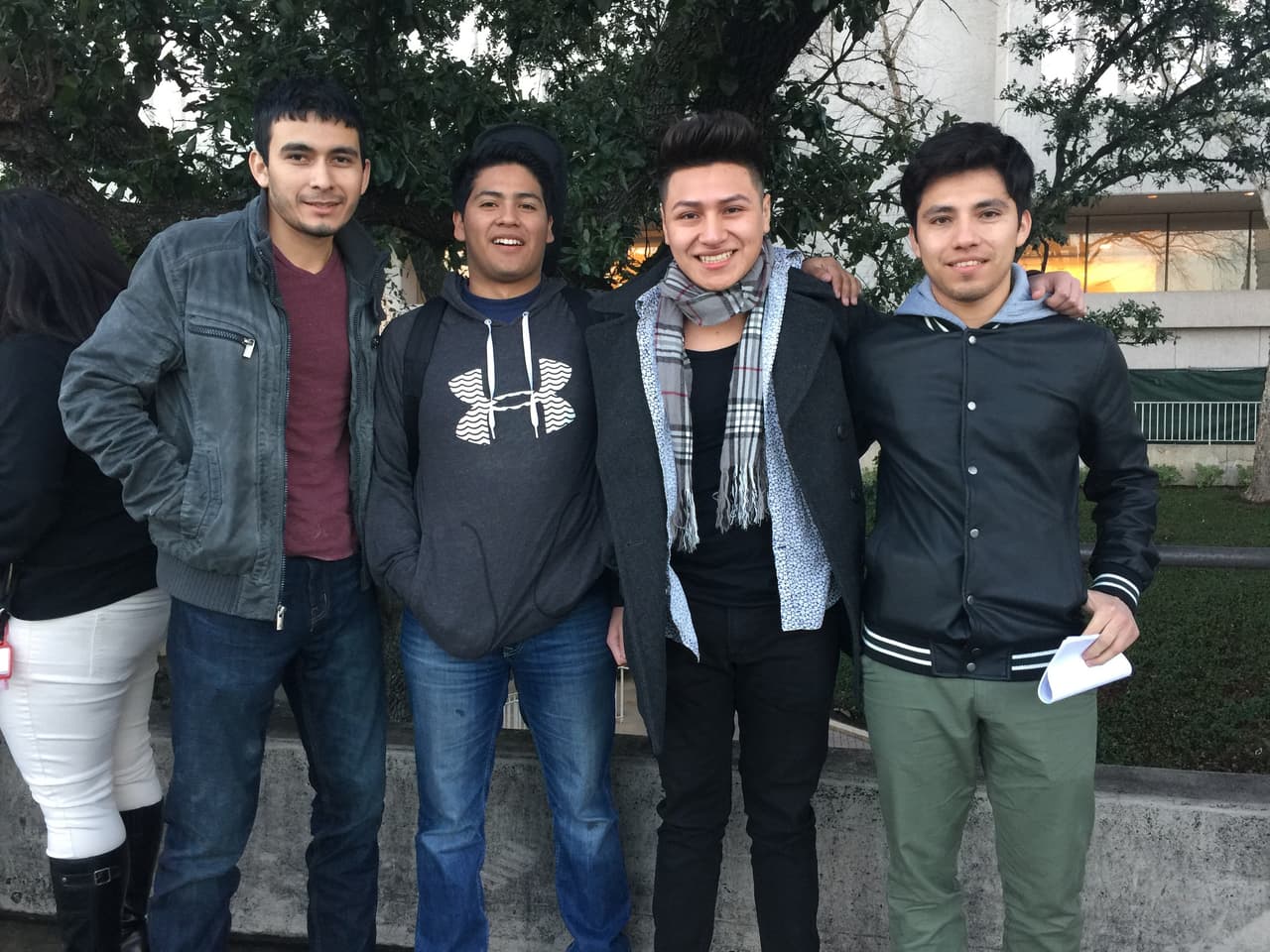 Cantando y con toda la energía se hicieron sentir los jóvenes texanos que madrugaron en busca de la oportunidad de sus vidas. Cada uno tuvo la misión de convencernos con su talento, personalidad y estilo único, muchos audicionaron pero sólo los mejores subirán al escenario.