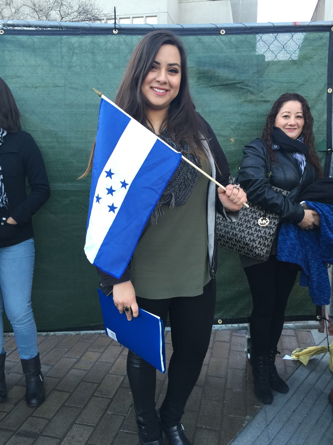 Cantando y con toda la energía se hicieron sentir los jóvenes texanos que madrugaron en busca de la oportunidad de sus vidas. Cada uno tuvo la misión de convencernos con su talento, personalidad y estilo único, muchos audicionaron pero sólo los mejores subirán al escenario.