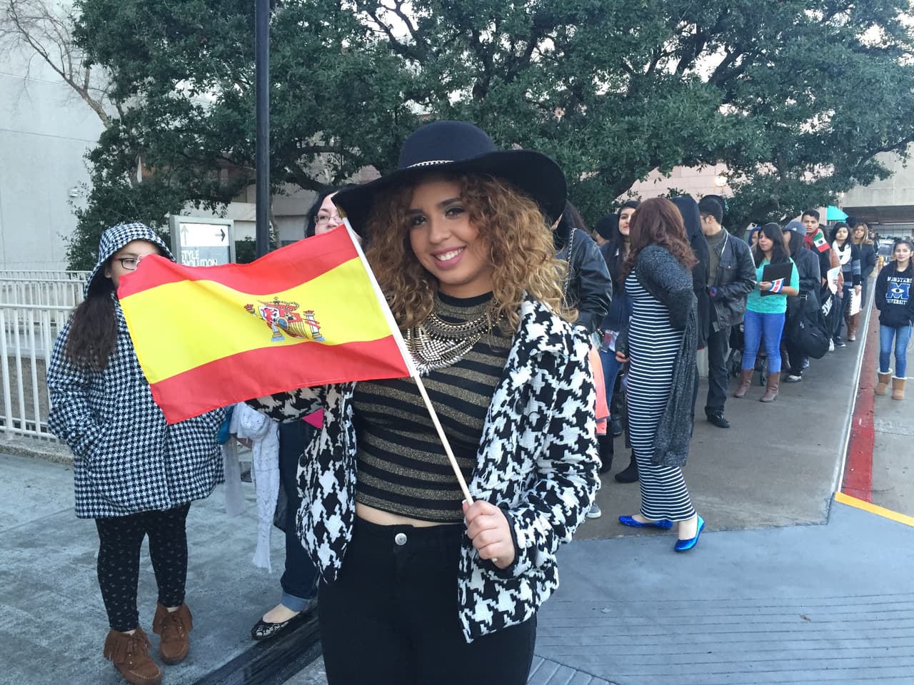 Cantando y con toda la energía se hicieron sentir los jóvenes texanos que madrugaron en busca de la oportunidad de sus vidas. Cada uno tuvo la misión de convencernos con su talento, personalidad y estilo único, muchos audicionaron pero sólo los mejores subirán al escenario.