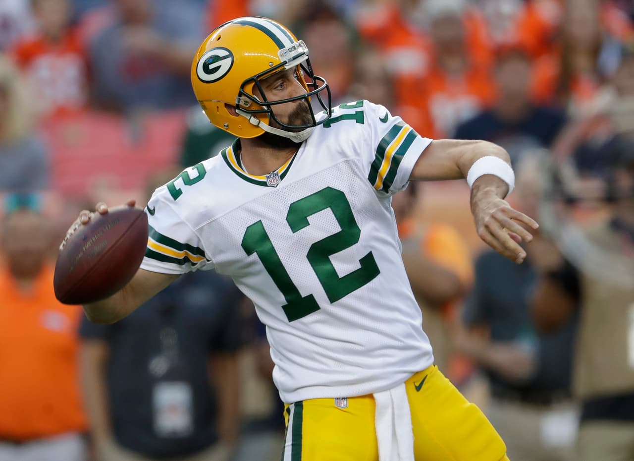 <b>2. AARON RODGERS | Green Bay Packers</b>
<br>Favorito de la mayoría para liderar otra vez la clasificación global de puntos del Fantasy Football, Rodgers es, desde ya, candidato a ganar el MVP de la temporada 2017. Tendrá un calendario más duro que el año pasado con un inicio difícil pero no será extraño que comande la posición a media campaña. Con Randall Cobb sano y la adición de Martellus Bennett al arsenal ofensivo junto a Jordy Nelson y Davante Adams,
<i>A-Rod </i>será una pesadilla para las secundarias rivales y una máquina de puntos semana a semana.