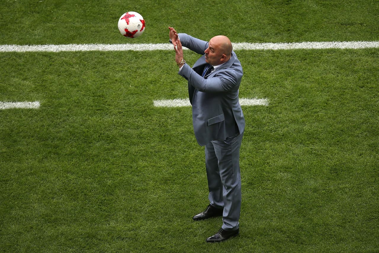 Cherchesov fue guardameta en sus tiempos en activo y sorprende su decisión de seguir poniéndolo a Akinfeev.