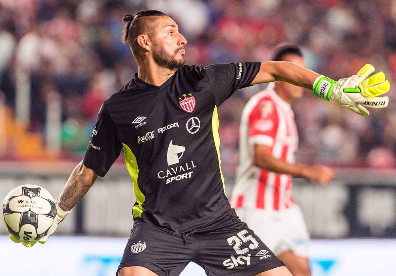 Yosgart Gutiérrez, renueva préstamo cn Necaxa desde Cruz Azul.