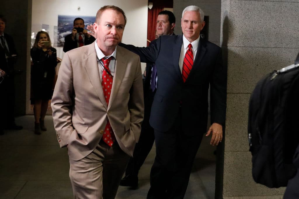 Mick Mulvaney y Mike Pence llegando a la reunión con el caucus republicanos