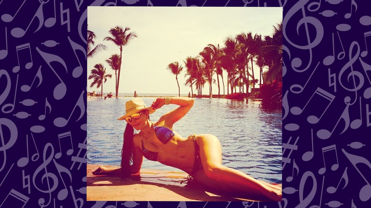 Maribel Guardia tiene 58 años de edad. Sí, leyeron bien. 58. El espectacular cuerpo de esta mujer es algo a lo cual nunca nos vamos acostumbrar. Y lo que es peor, la cantante y actriz se convertirá en abuela muy pronto. Su único hijo, José Julián Figueroa, quien tuvo con el fallecido Joan Sebastian, se convertirá en padre en el mes de mayo. José Julián sólo tiene 21 años, pero desde ya está haciendo que Maribel sea una mujer muy feliz.