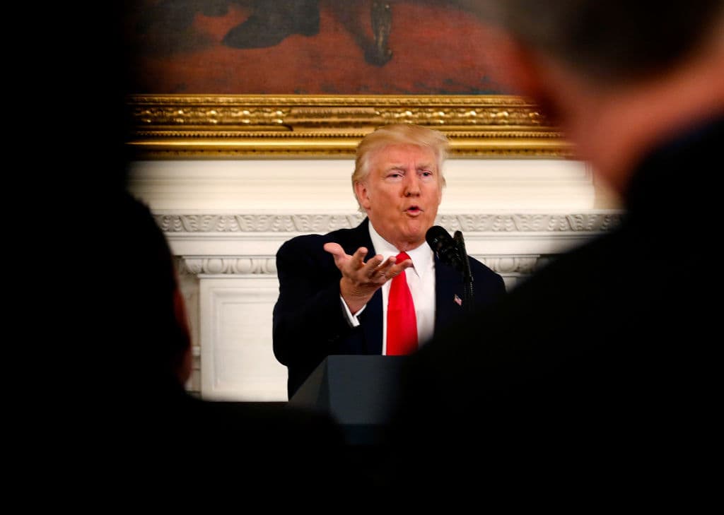 MLB exige disculpa a Trump por sus declaraciones antes de hacer el primer lanzamiento