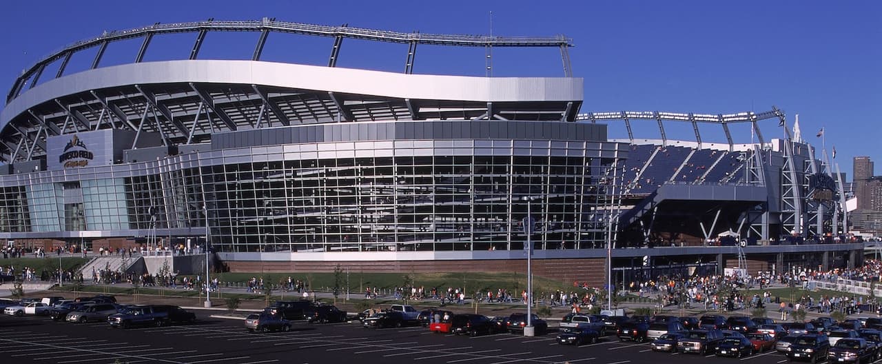El Sports Authority Field, que los locales prefieren seguir llamando Mile High Stadium -como el anterior campo que llevaba ese mismo nombre y fue demolido- fue inaugurado en 2001 y es el hogar de los Broncos de Denver en la NFL.