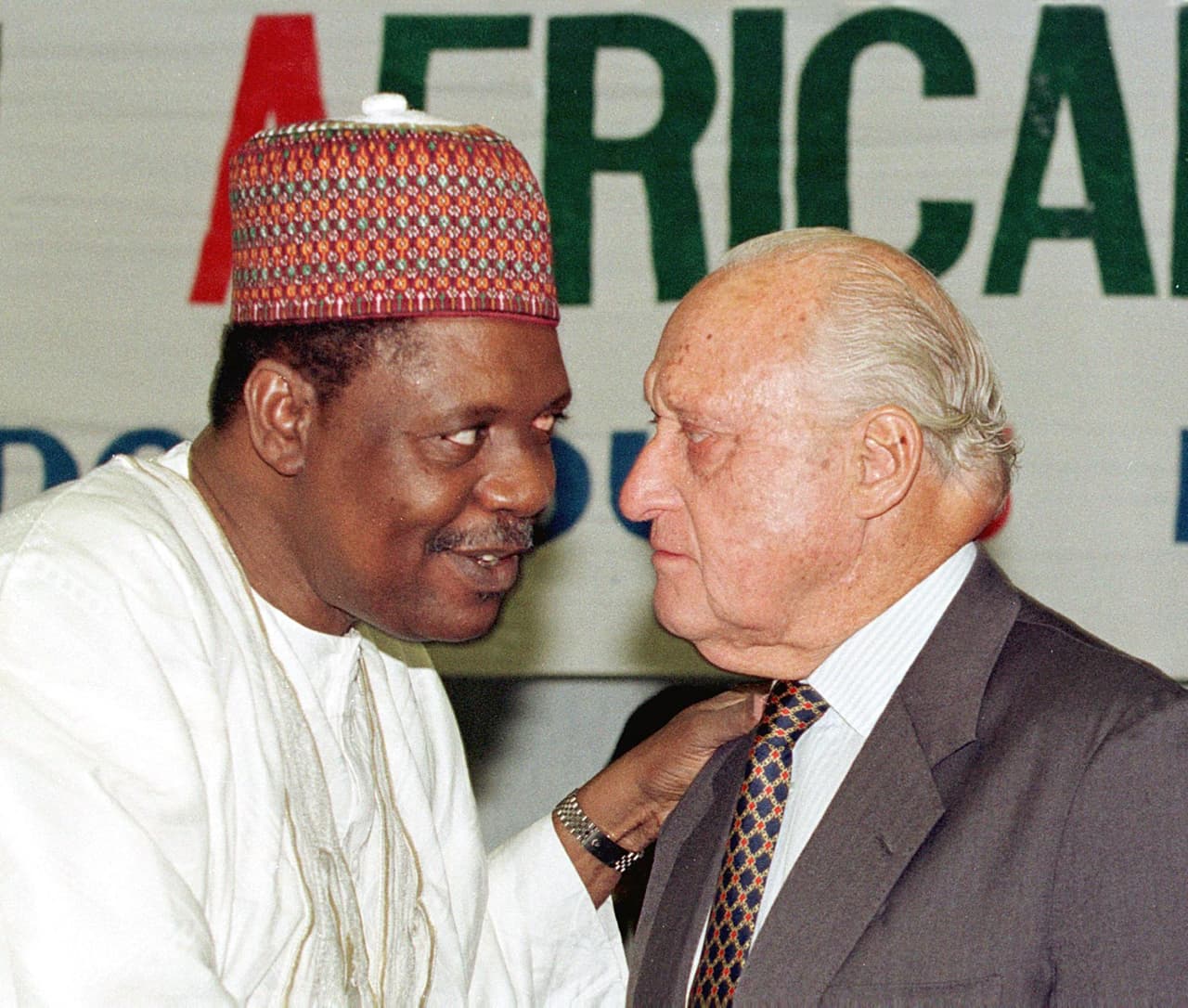 Otra hipótesis sobre la Aspire Academy es que Catar la trasladó a África para ganar votos de las federaciones africanas en un esquema de tráfico de influencias. Issa Hayatou, presidente de la Confederación Africana por casi 30 años, fue investigado.