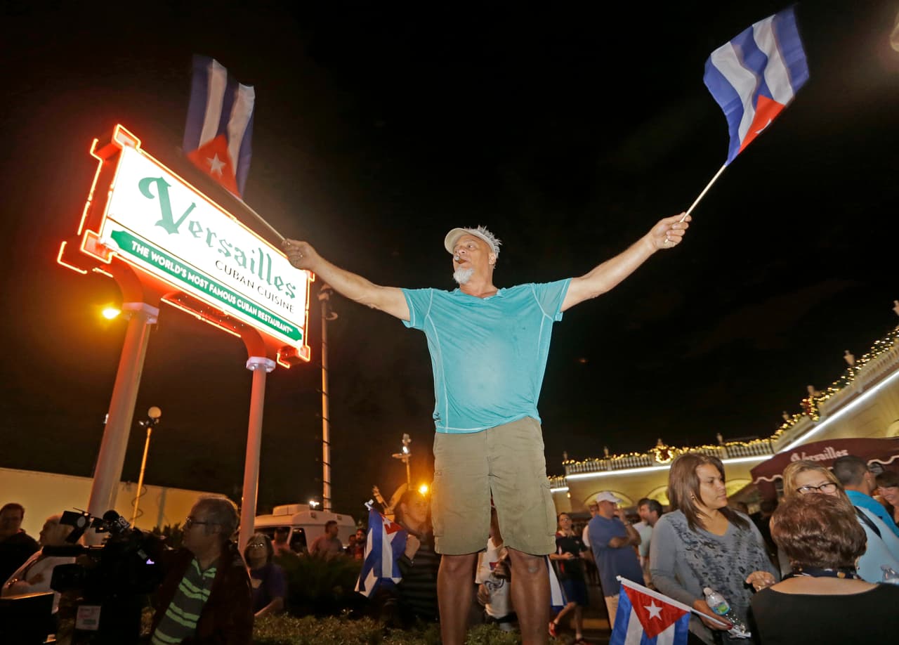 Cientos de personas se concentraron frente al Versailles, el restaurante emblemático del exilio cubano en Miami.