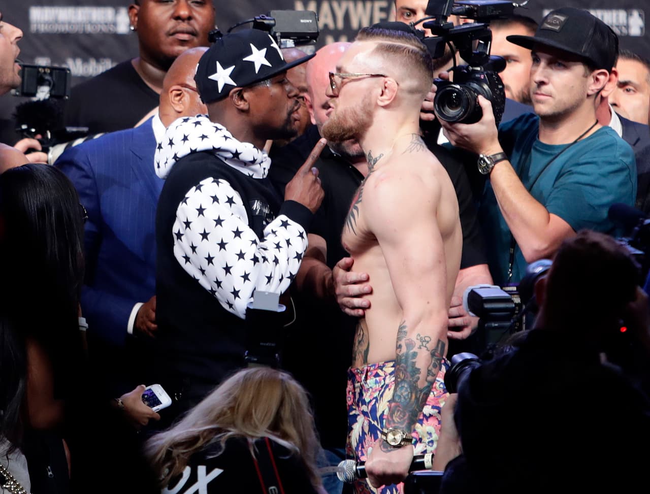 La situación se tornó tensa poco después y marcó el final del cara a cara porque los integrantes del séquito de McGregor invadieron el escenario en busca de 'Money' Mayweather.