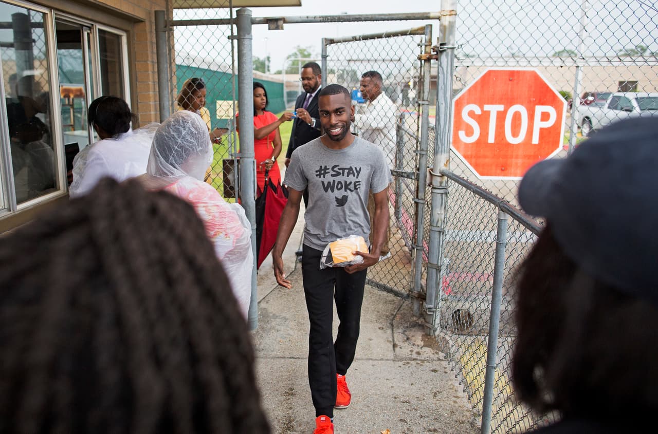 DeRay McKesson es puesto en libertad después de pagar una fianza