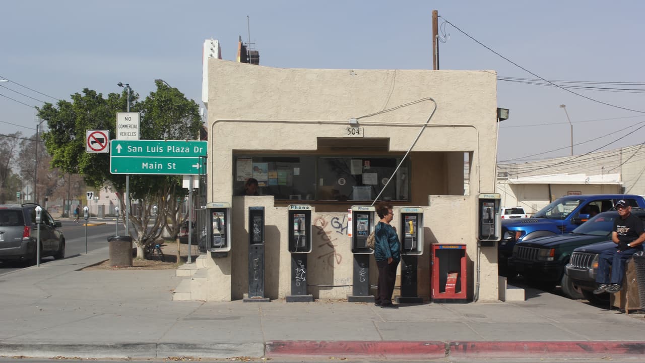 Cabinas en San Luis, Arizona, que usan mexicanos para llamar a familiares