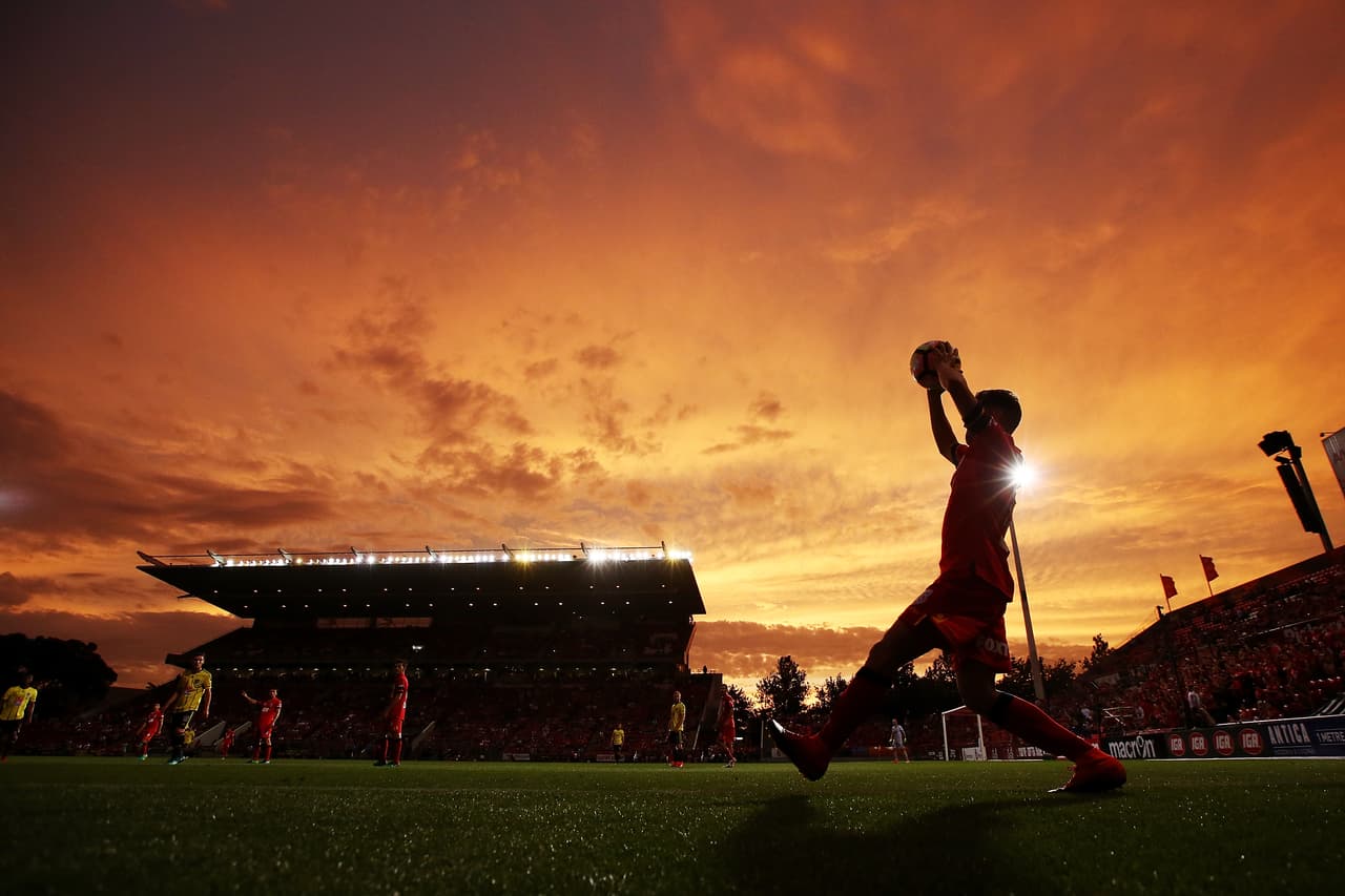 A pesar de su triunfo, el Adelaide United ocupa la octava posición en el torneo, que llamó la atención del mundo en esta ocasión por lo llamativo del color de su cielo.