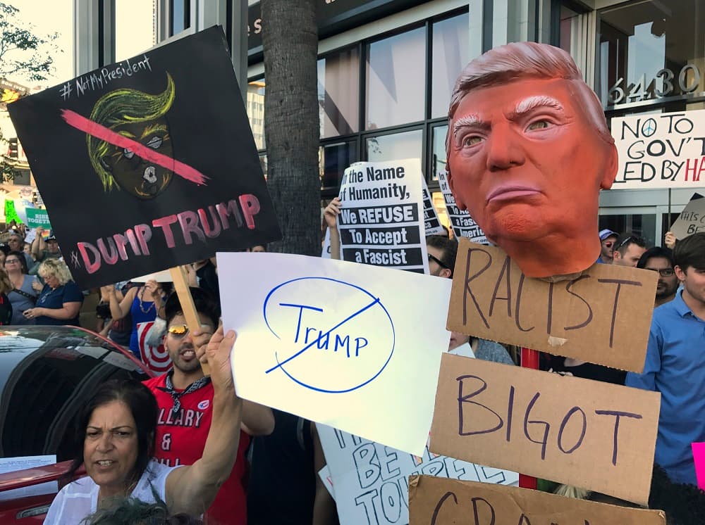 Numerosos manifestantes portan carteles durante una manifestación frente a los estudios de la CNN en protesta contra el presidente electo Donald Trump, en la sección de Hollywood de Los Ángeles, el domingo 13 de noviembre de 2016.