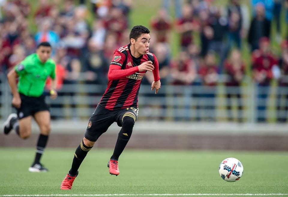 El jugador franquicia paraguayo Miguel Almirón ya pudo estrenar la camiseta principal de uno de los dos nuevos equipos de la MLS en 2017. (Facebook | Atlanta United FC)