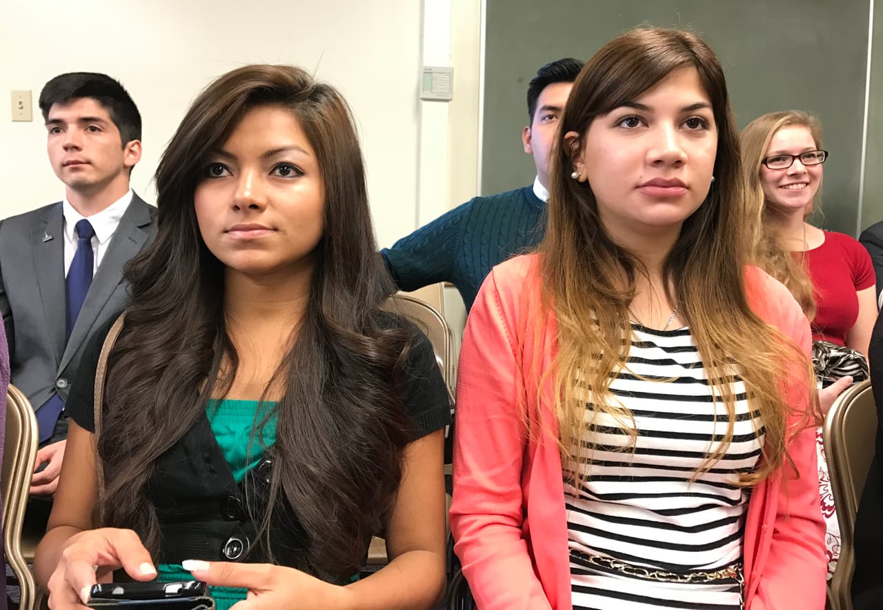 Sarahi Zelaya (izquierda) es una hondureña de 24 años que vino a estudiar inglés a Provo, Utah.