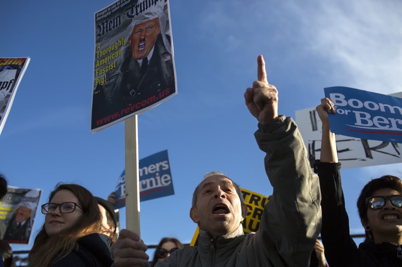 Un manifestante grita consignas anti-Trump en las afueras de la Universidad de Illinois. El caos llevó a la campaña a suspender el evento “por razones de seguridad”.